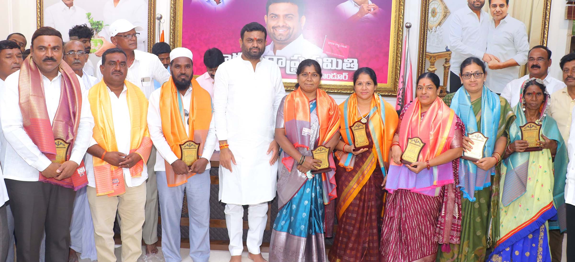 సేవతో ప్రజా ప్రతినిధులకు గుర్తింపు
