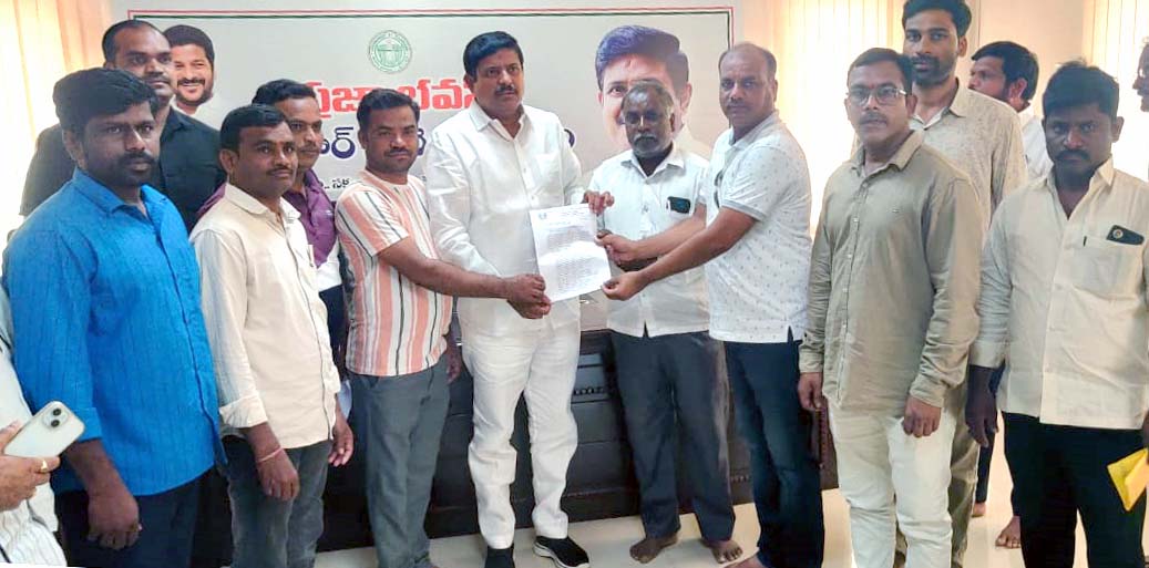 వీఆర్వోలను తిరిగి విధుల్లోకి తీసుకోవాలి