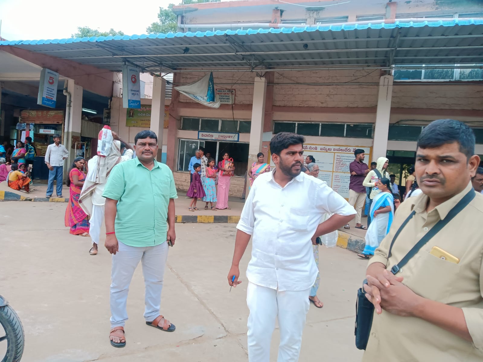 బస్టాండ్ లో సెల్ ఫోన్ చోరీ..!