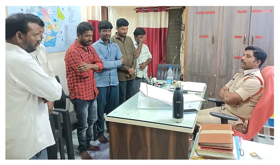 పేకాట స్థావరంపై దాడులు