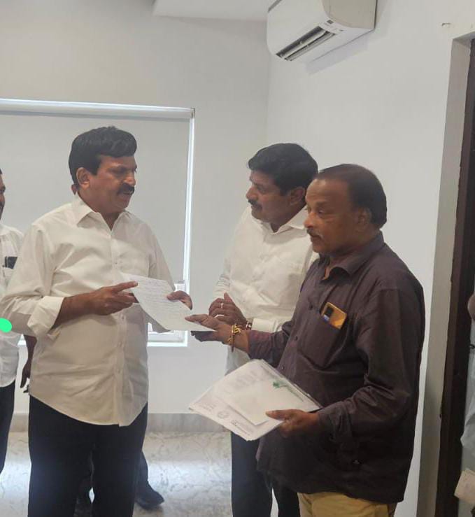జర్నలిస్టుల కుటుంబాలను ఆదుకోవాలి