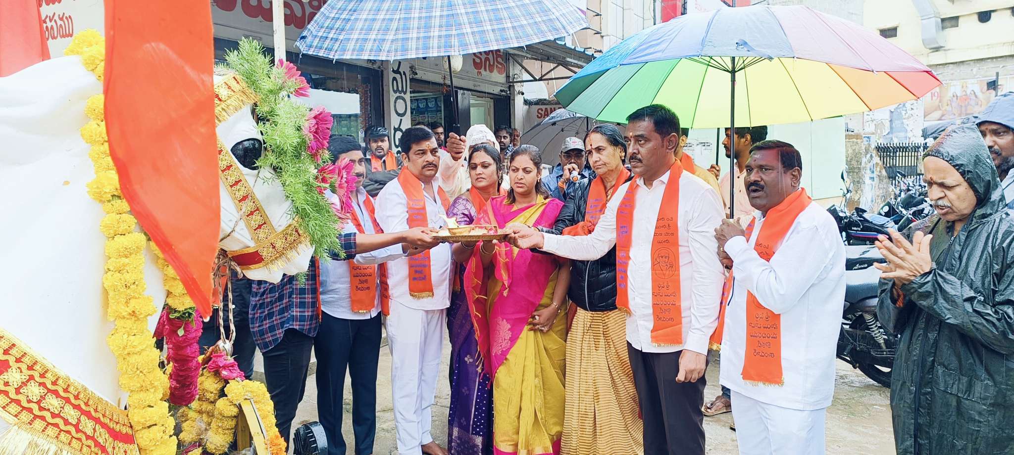గురుపౌర్ణ‌మి సంద‌డి..!
