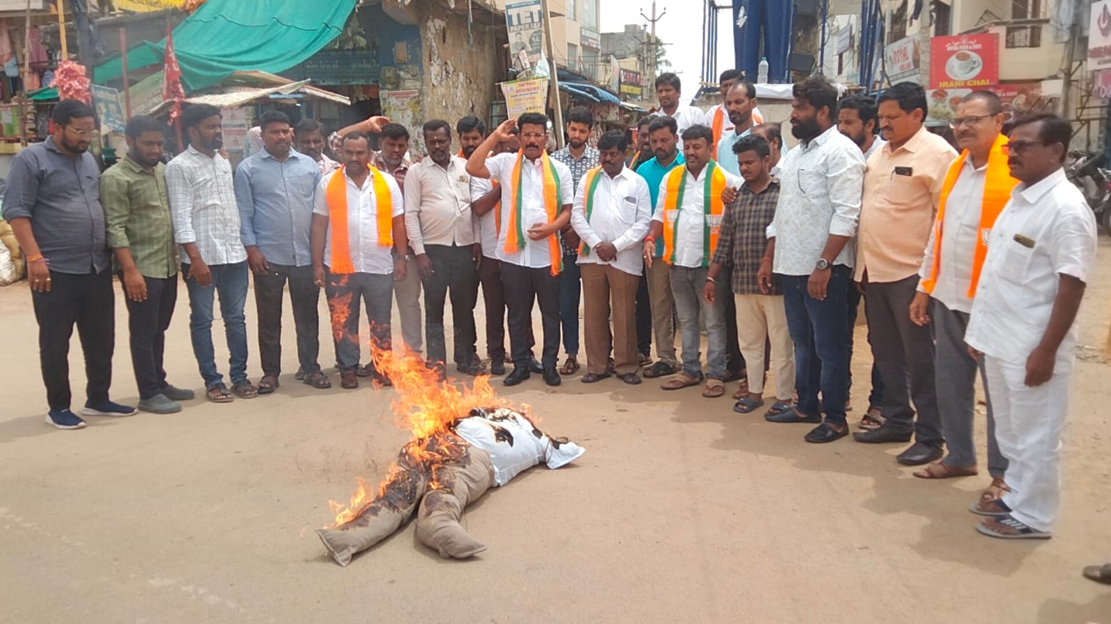రాహుల్‌ గాంధీ క్షమాపణ చెప్పాలి