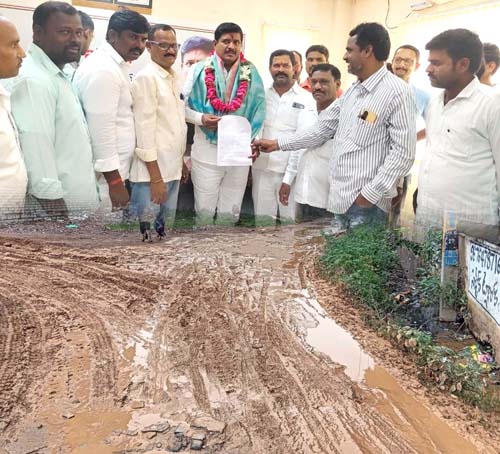 కాలనీ రోడ్డు బాగు చేయించండి..!