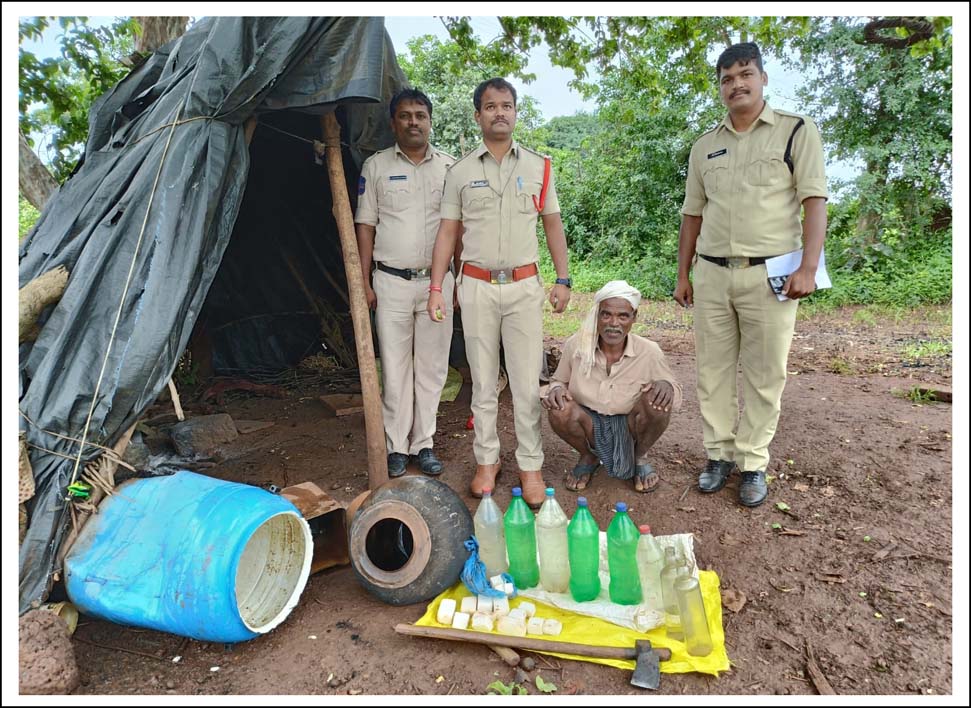 పొలంలో నాటు సారా..!