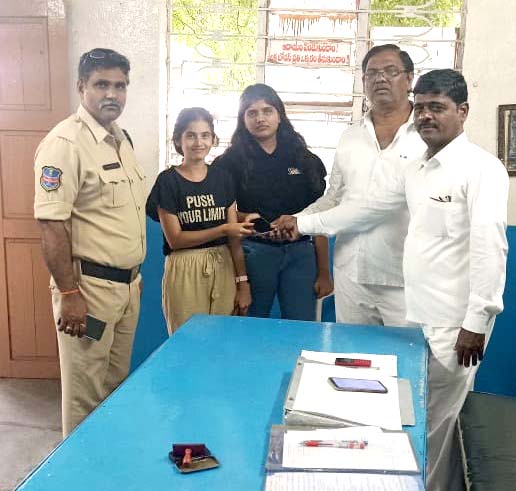ఆర్టీసీ కండక్టర్ నిజాయితీ..!