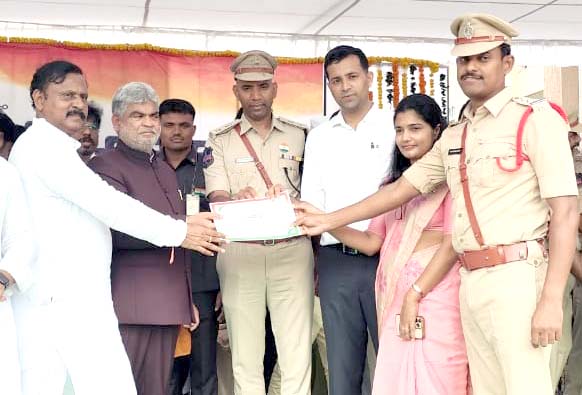 తాండూరు పట్టణ సీఐకి బెస్ట్ అవార్డు..!