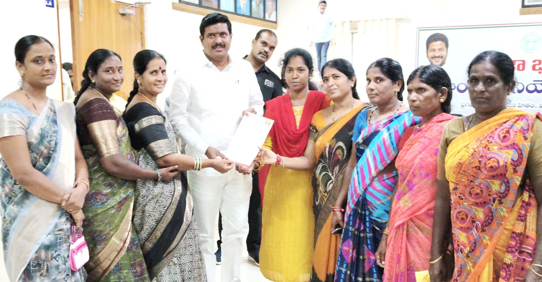 రోడ్డేస్తే ఆరు వార్డులకు ఉపయోగం..!