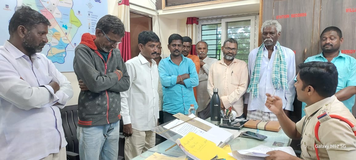 పొలంలో పేకాట..!