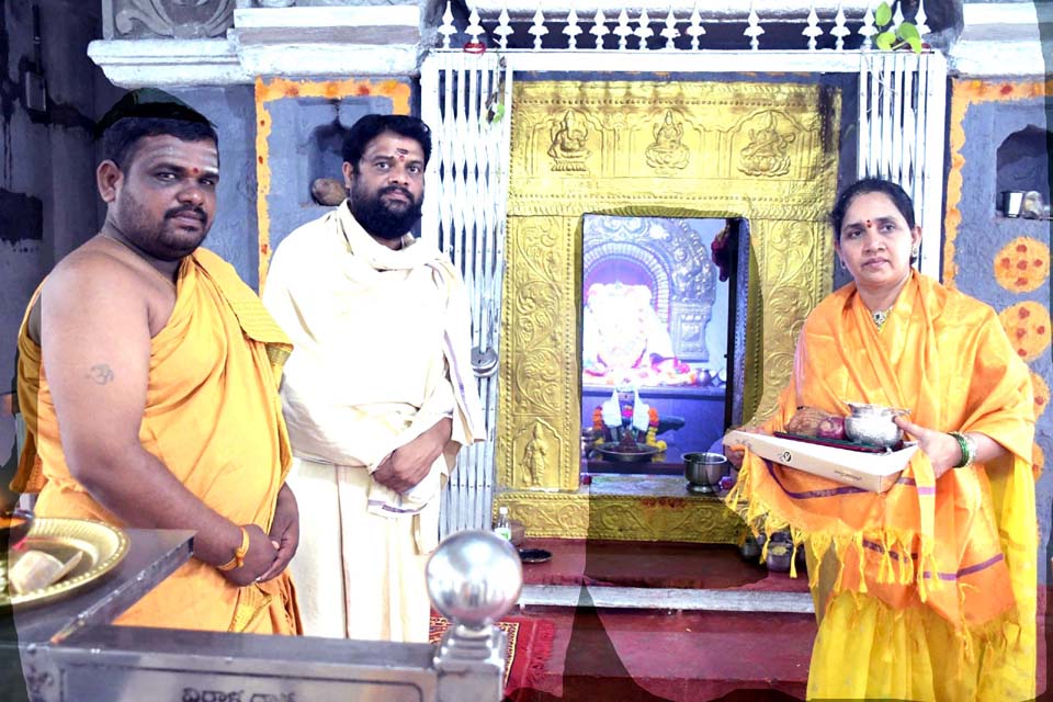 కాళికాదేవి సేవలో సరళారెడ్డి