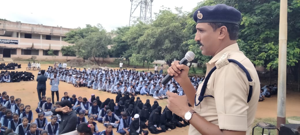 సోషల్‌ మీడీయాను అతిగా నమ్మొద్దు..!
