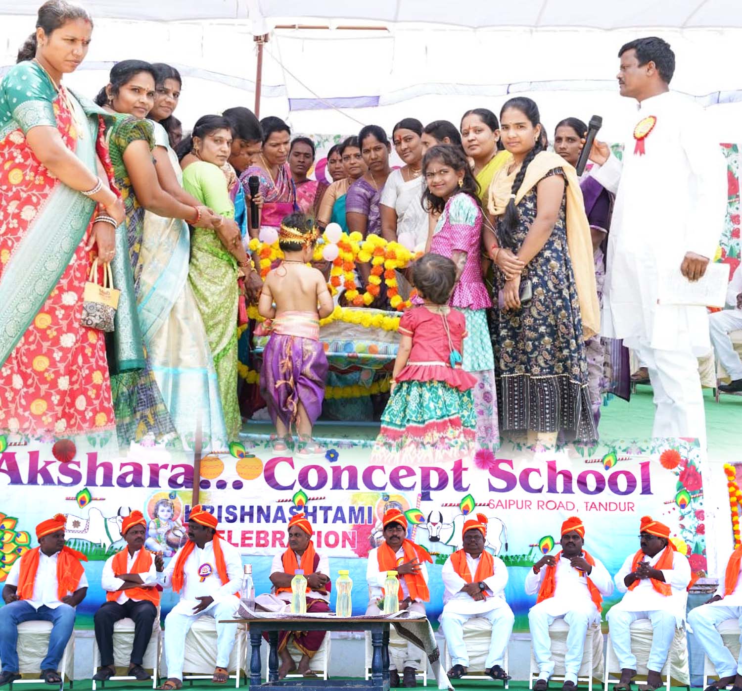 ఆనందం పంచిన గోపాలకృష్ణుడు
