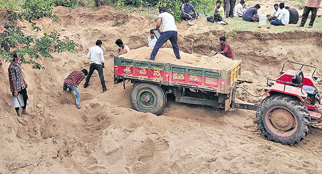 పేదోళ్లకు ఇసుక ఫ్రీ..!
