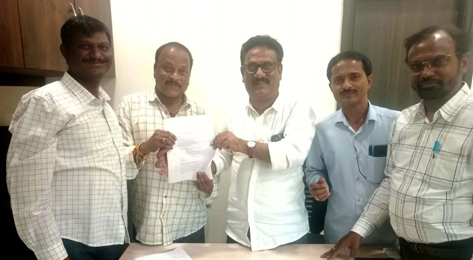 టీయూడబ్ల్యూజే గ్రామీణ విలేకరుల సంక్షేమ కమిటి సభ్యులు శ్రీనివాస్ చారి
