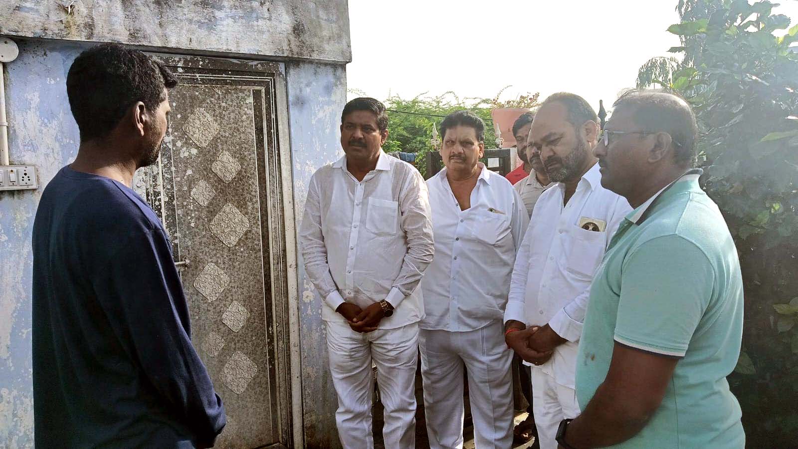 రిపోర్టర్‌ను పరామర్శించిన ఎమ్మెల్యే మనోహర్ రెడ్డి
