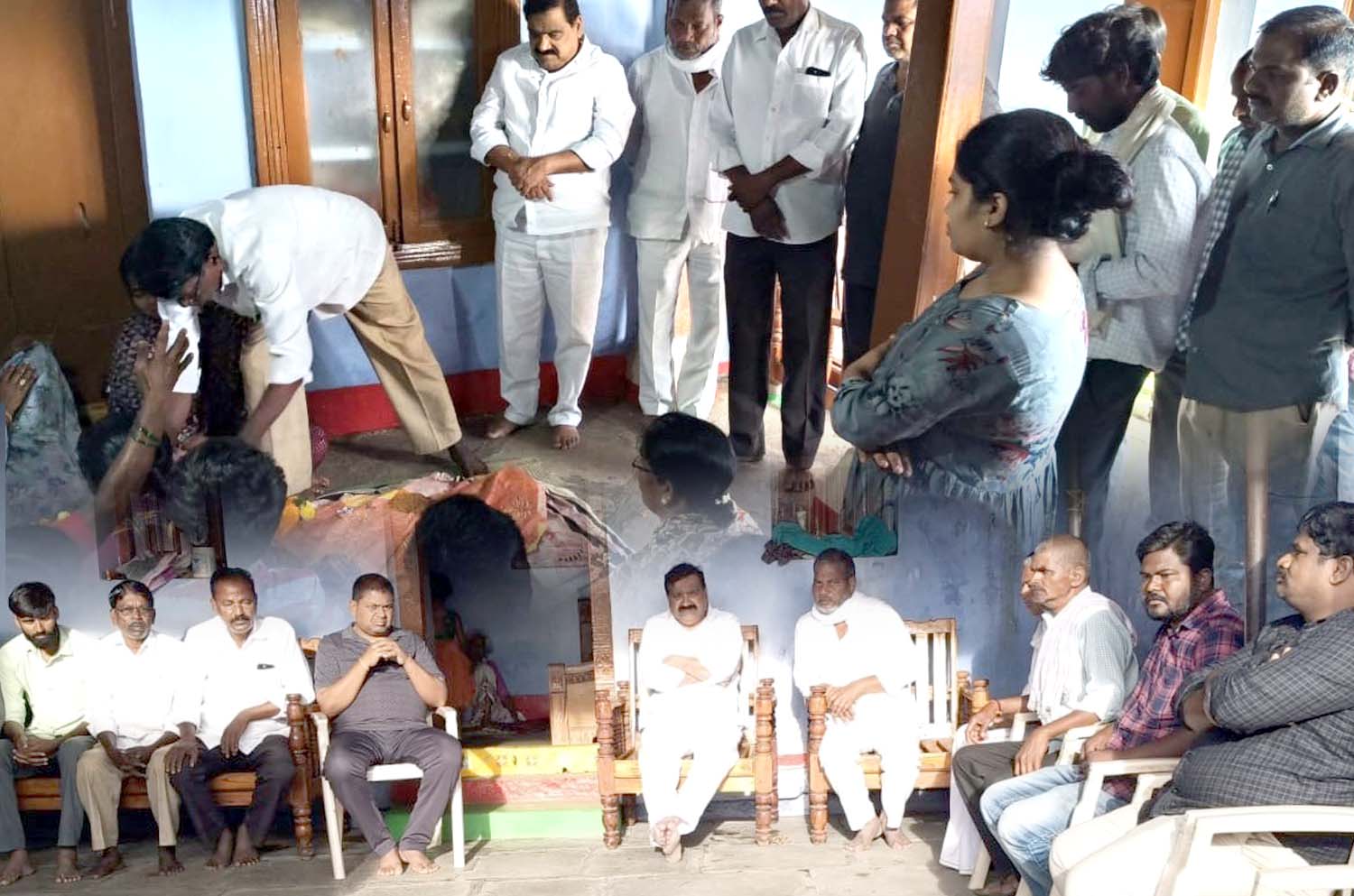 కాంగ్రెస్ నేతకు ఎమ్మెల్సీ పరామర్శ