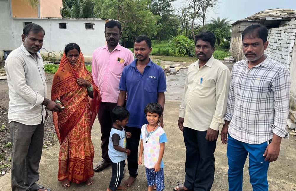 మృతుని కుటుంబానికి నేతల చేయూత