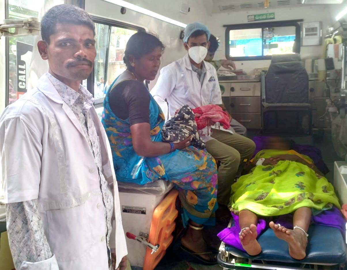అంబులెన్స్‌లో గర్భిణీ ప్రసవం
