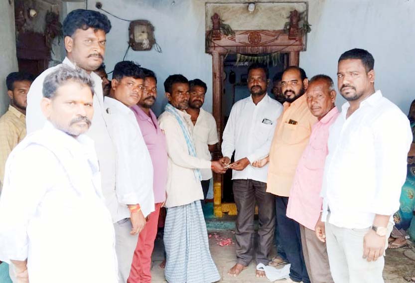 మృతుని కుటుంబానికి ఆర్సీ గౌడ్ చేయూత