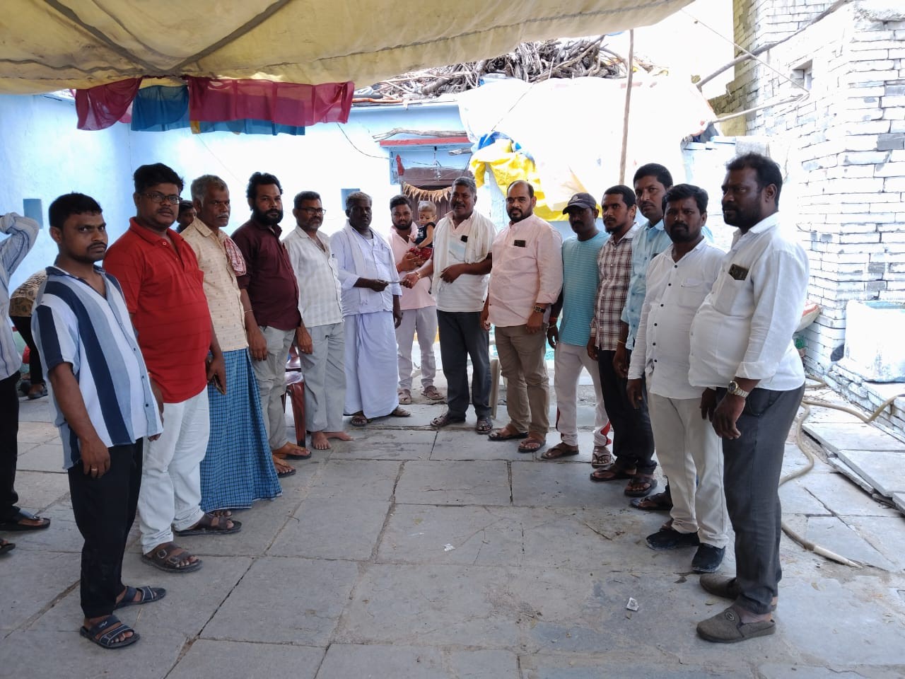 మృతుని కుటుంబానికి ఆర్సీ గౌడ్ చేయూత