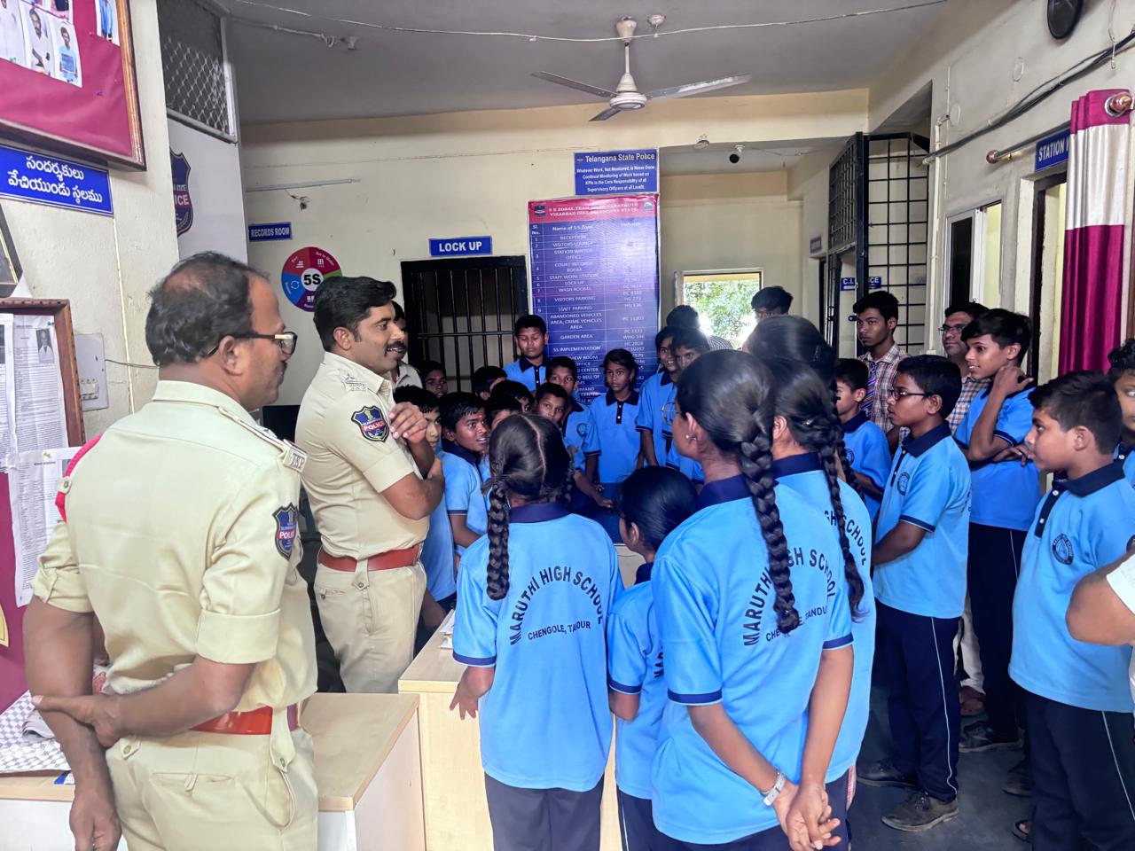 పోలీసు విధులపై అవగాహన కలిగి ఉండాలి