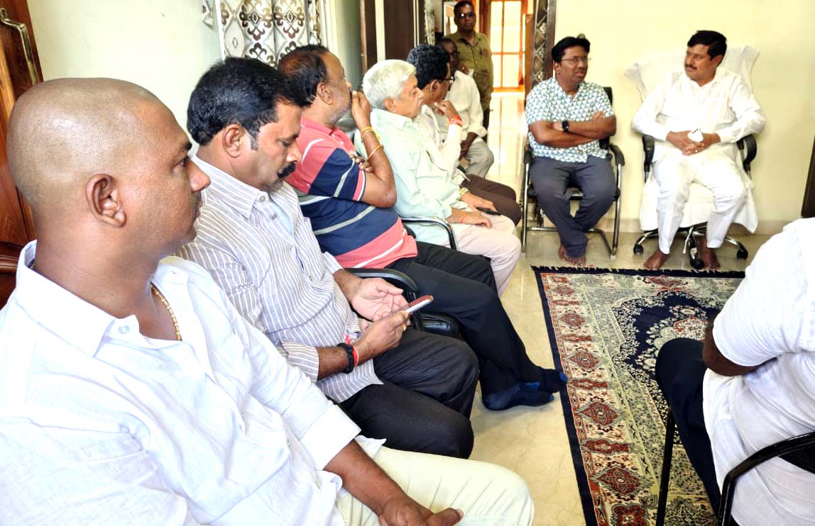 డా.జయప్రసాద్ ఇంటికి ఎమ్మెల్యే మనోహర్ రెడ్డి