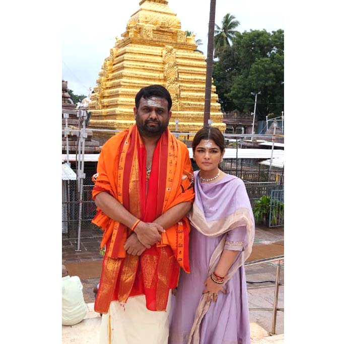 శ్రీశైల మల్లన్న సన్నిధిలో పైలెట్ దంపతులు