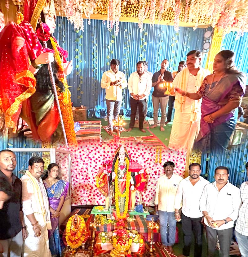 దుర్గమ్మా.. సల్లంగా చూడమ్మా..!