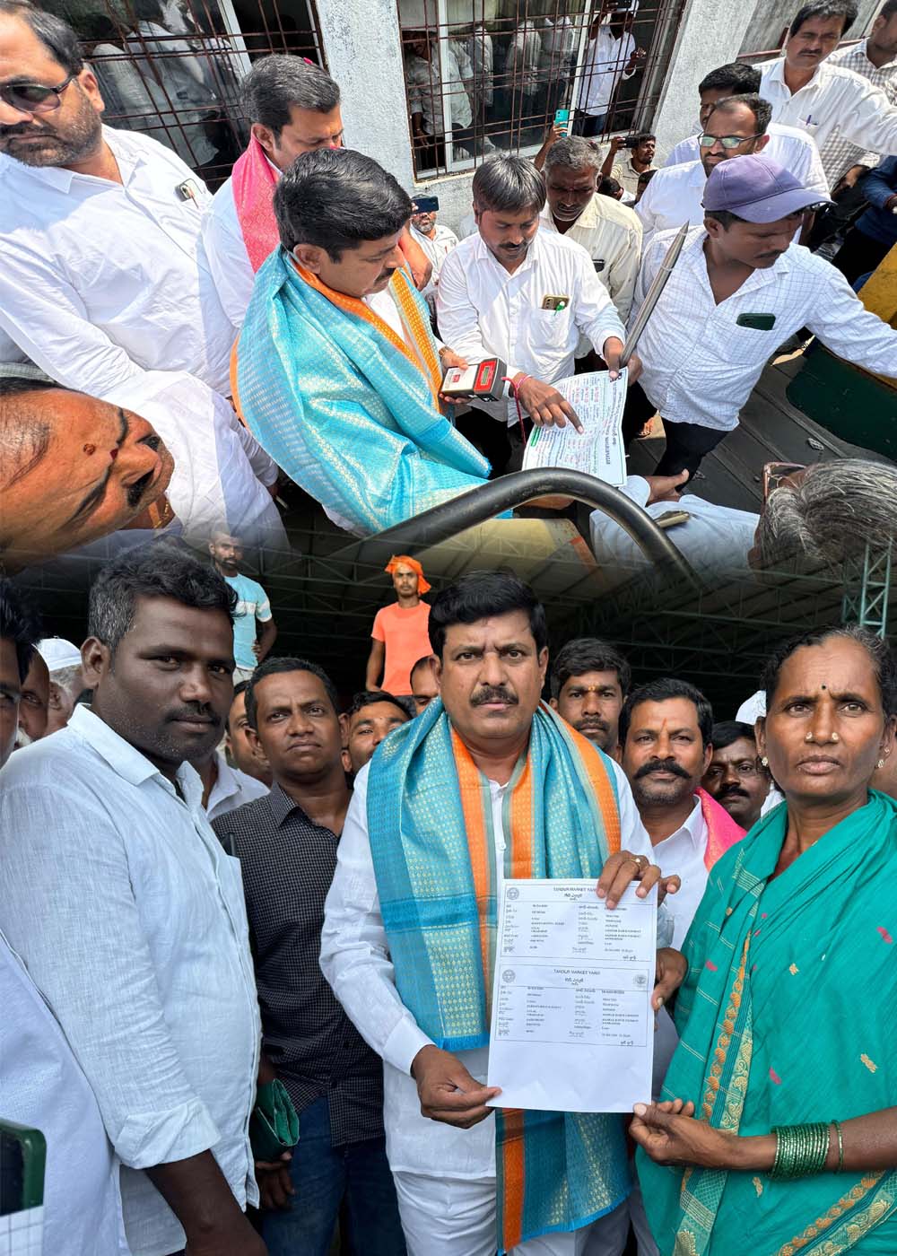 దళారులను నమ్మి మోసపోవద్దు..!