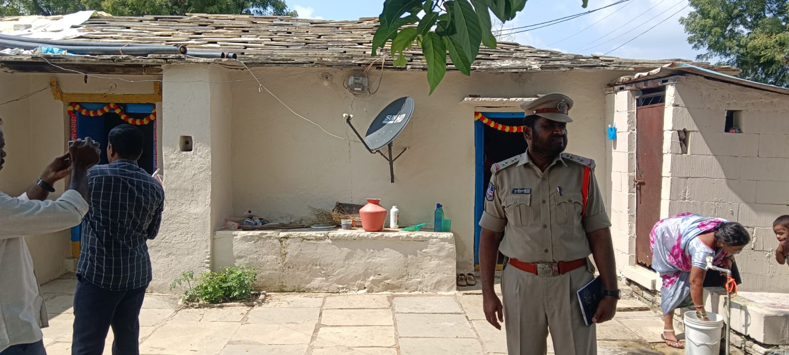 రెచ్చిపోయిన దొంగలు..!