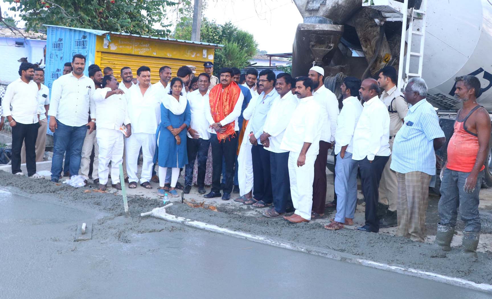 దశలవారిగా రోడ్ల అభివృద్ది..!