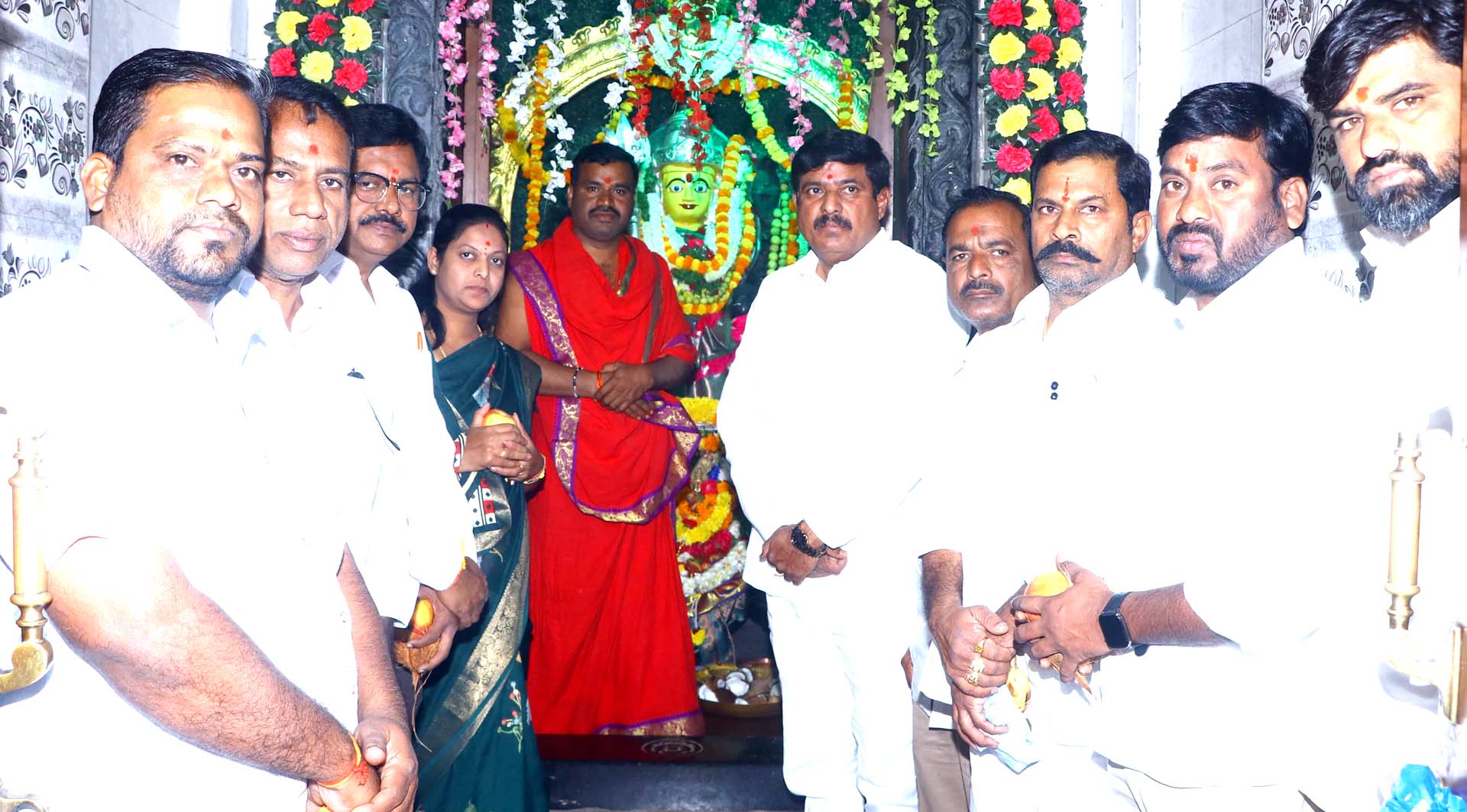 బోనమ్మను దర్శించుకున్న మనోహర్ రెడ్డి