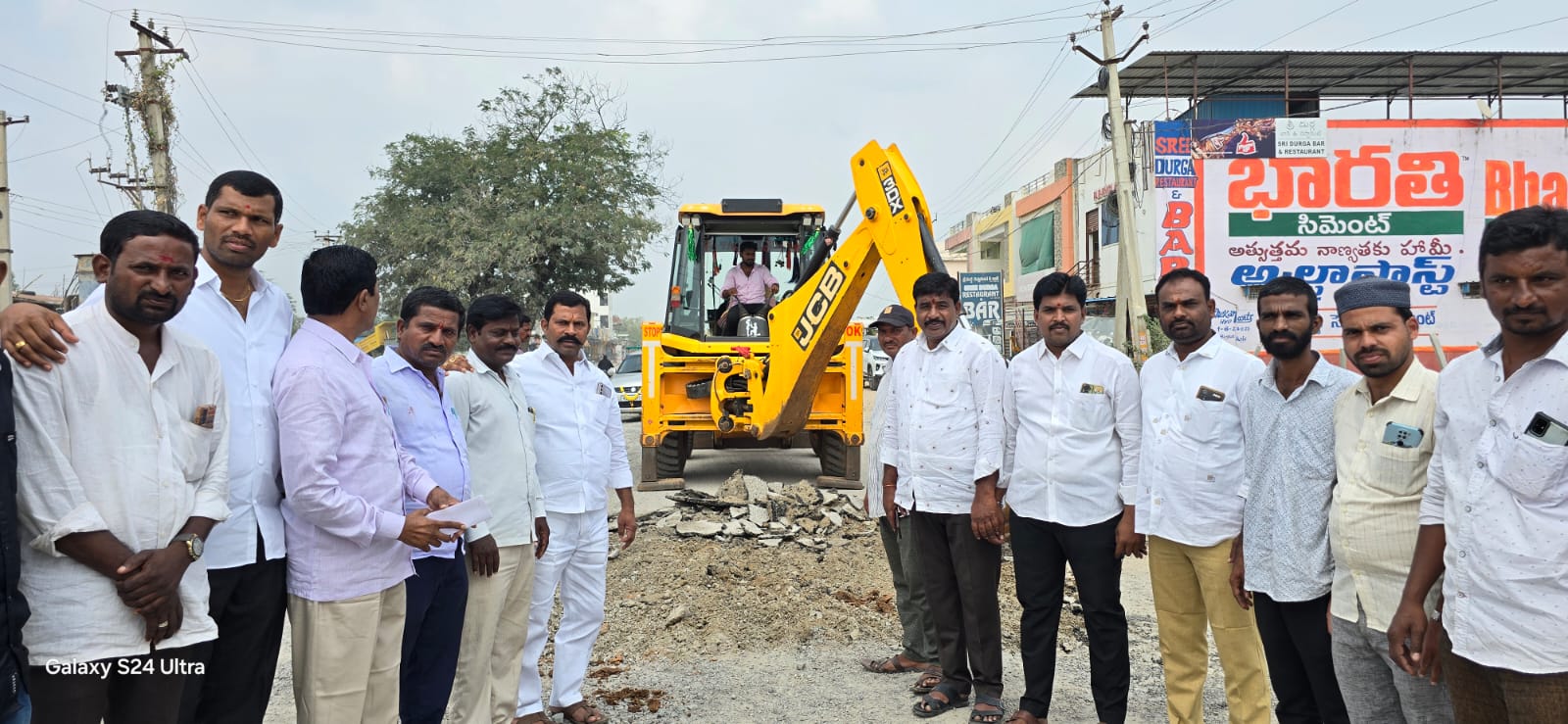 ఎమ్మెల్యే కృషితోనే రోడ్ల అభివృద్ధి