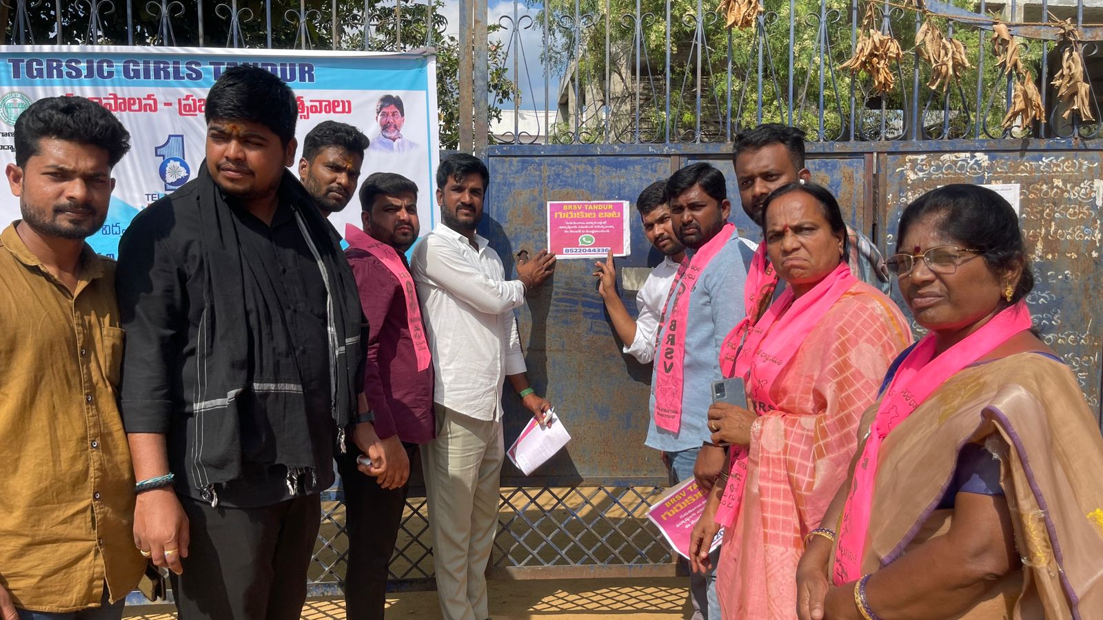 విద్యార్థులను ఇబ్బంది పాలు చేయొద్దు