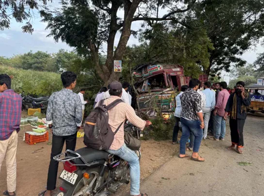 మృత్యు లారీ..!