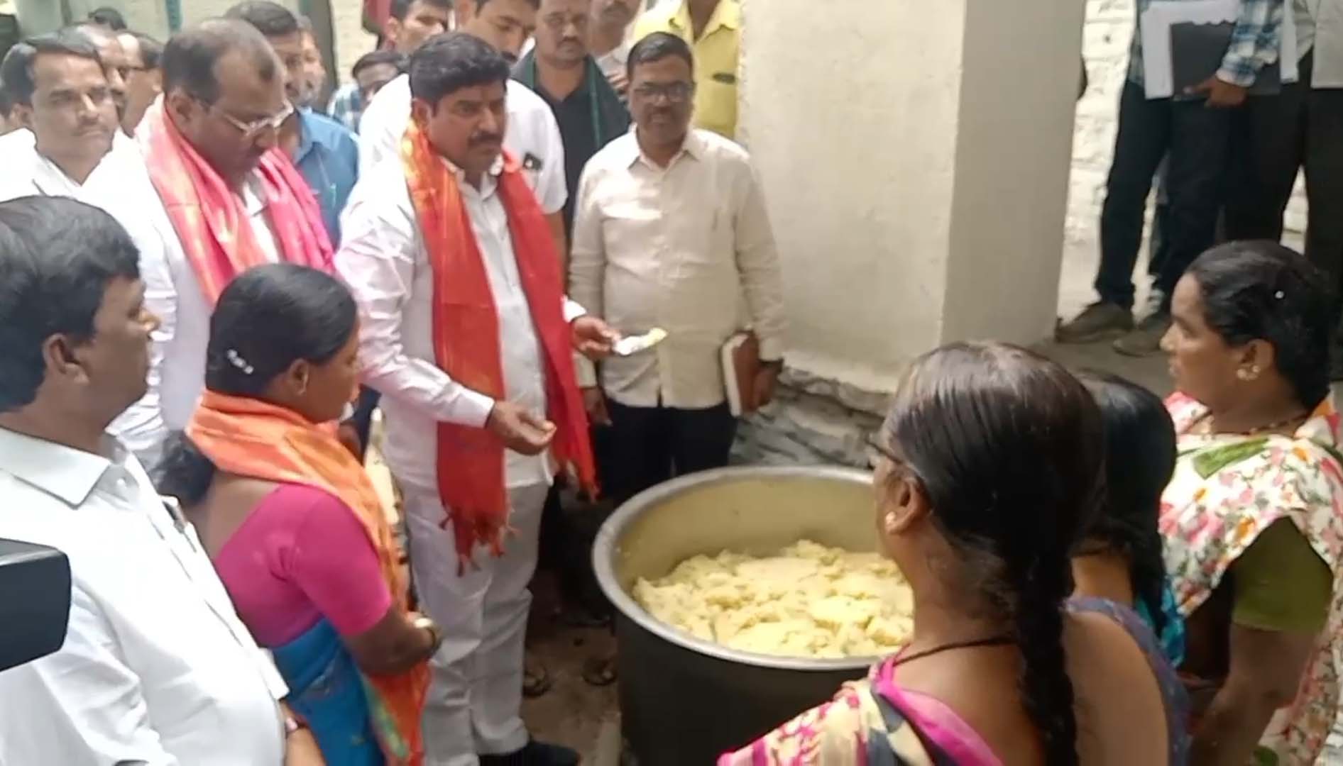 పురుగుల అన్నం పెడతారా..!