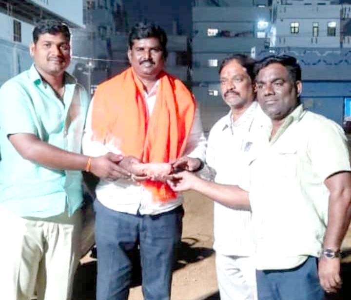 బంటు మల్లప్పను సన్మానించిన పాదయాత్ర భక్తులు