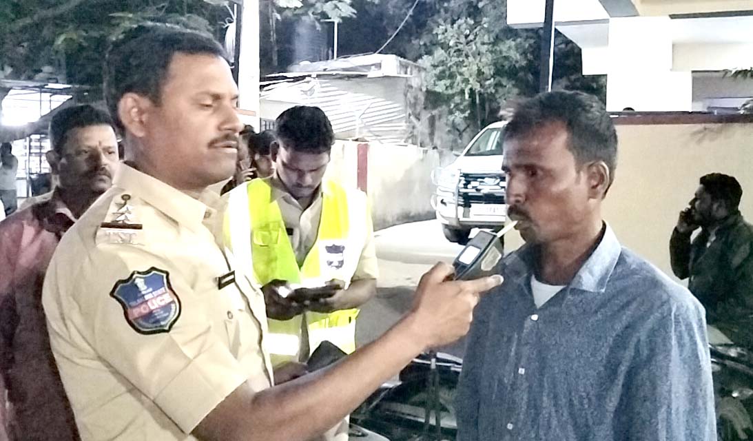 జైలుకు వెళ్లినా మద్యం మాన్తలేరు..!