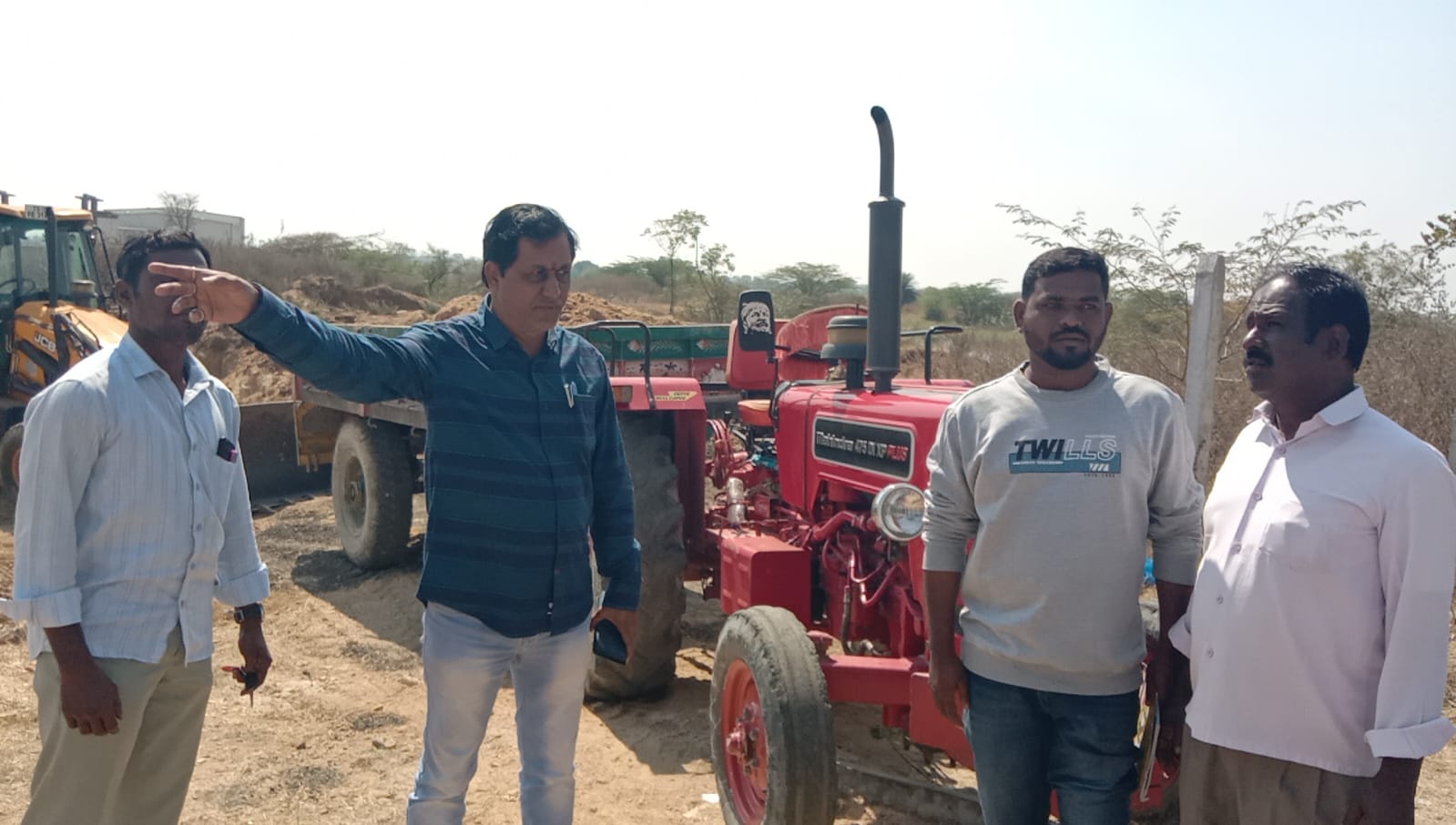 దర్జాగా ఎర్రమట్టి తవ్వకాలు..!