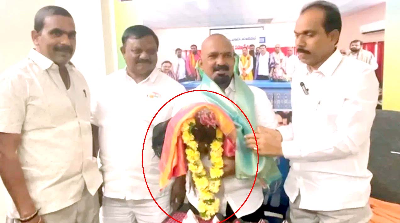క్రేజీ.. పందెం కోడి..!