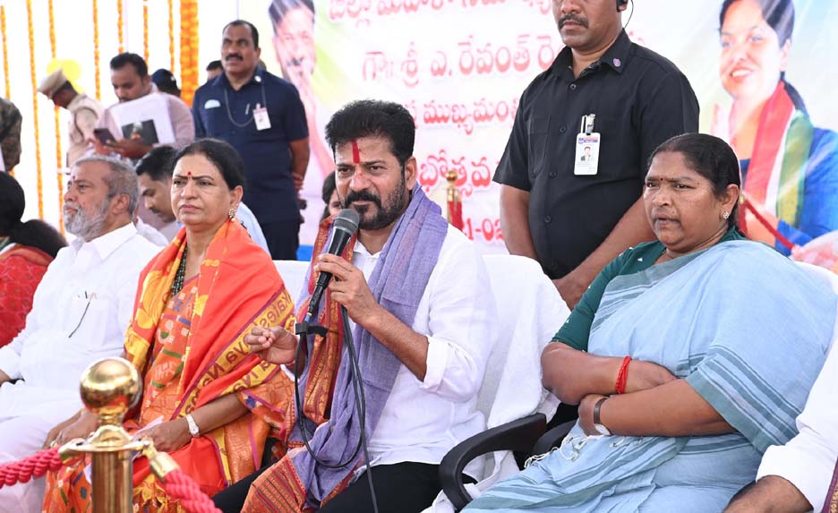 మహిళలకు ఏడాదికి రెండు చీరలు..!