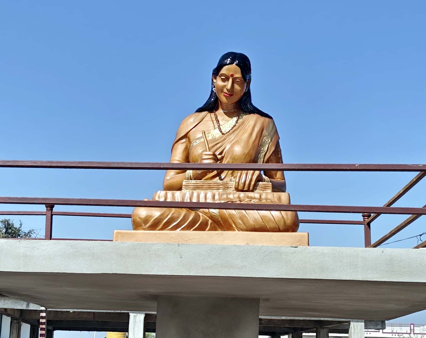 తొలి కవయిత్రికి తొలి విగ్రహం..!