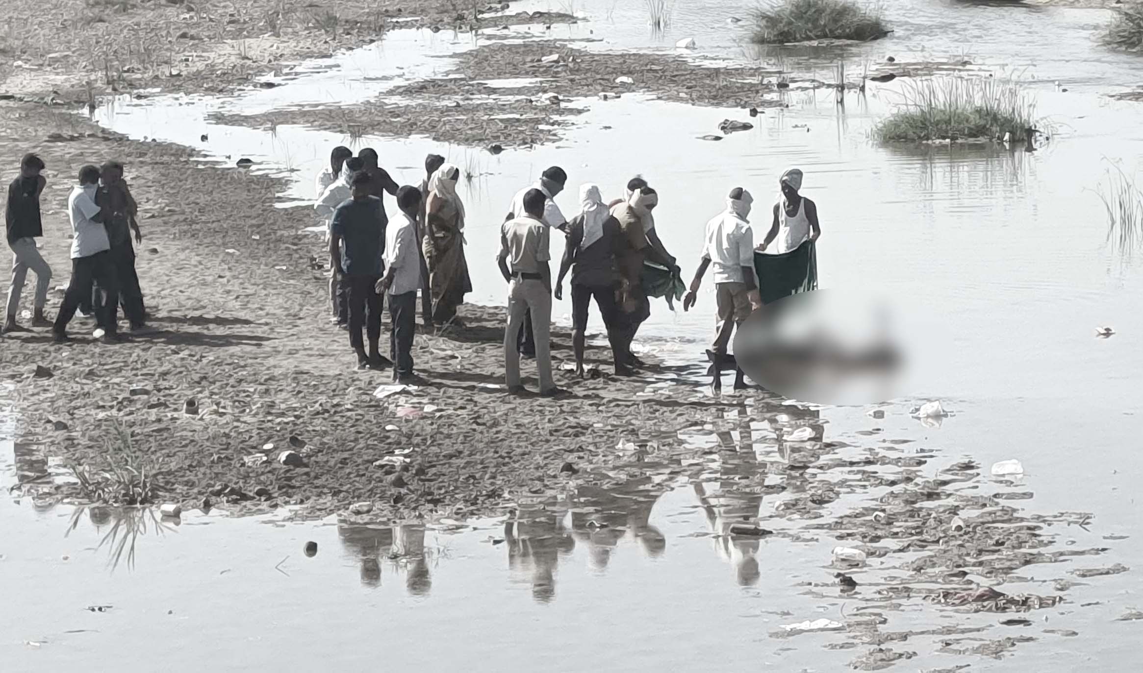 వాగులో మృతదేహం..!