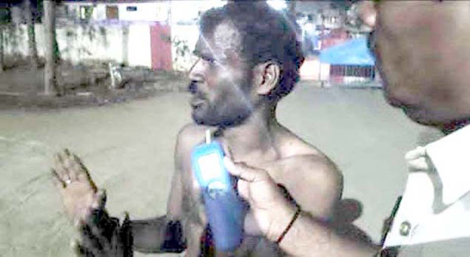 తాగేసీ.. ఠాణా వద్ద వీరంగం..!