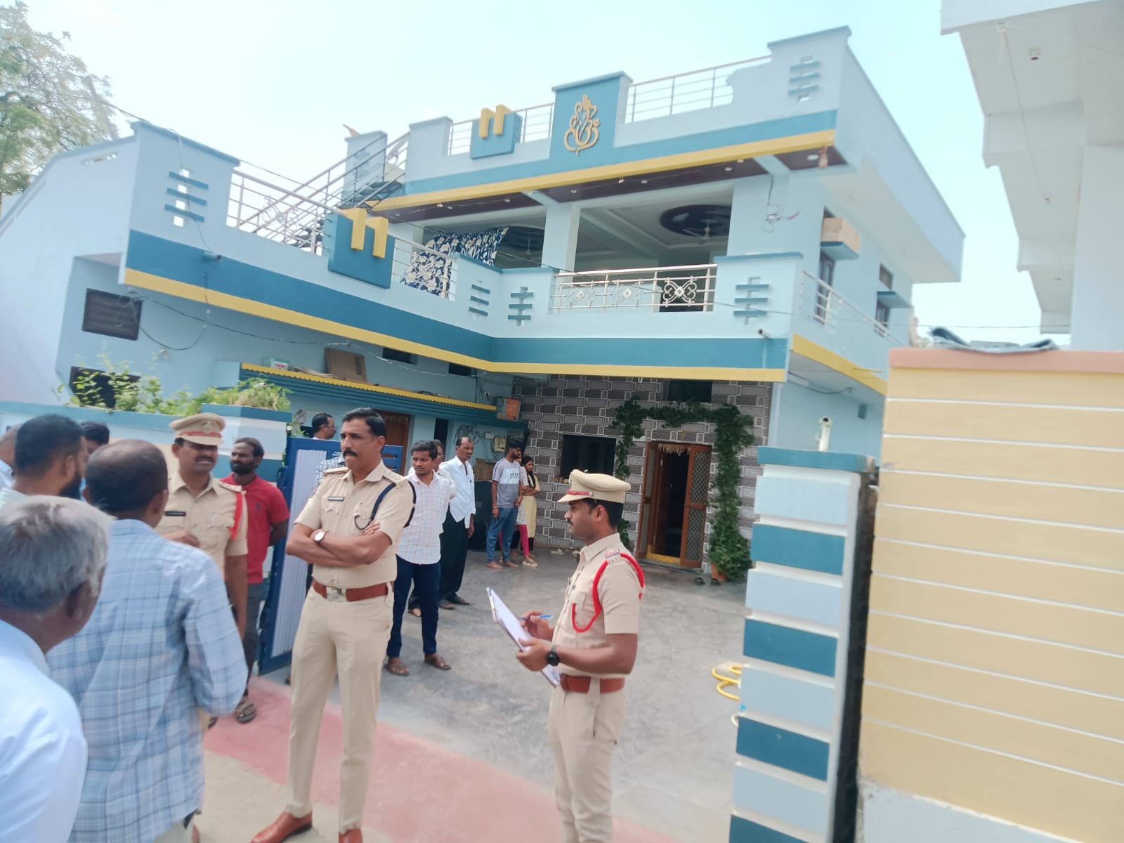 పెళ్ళికి వెళ్లితే.. ఇల్లు గుల్ల..!
