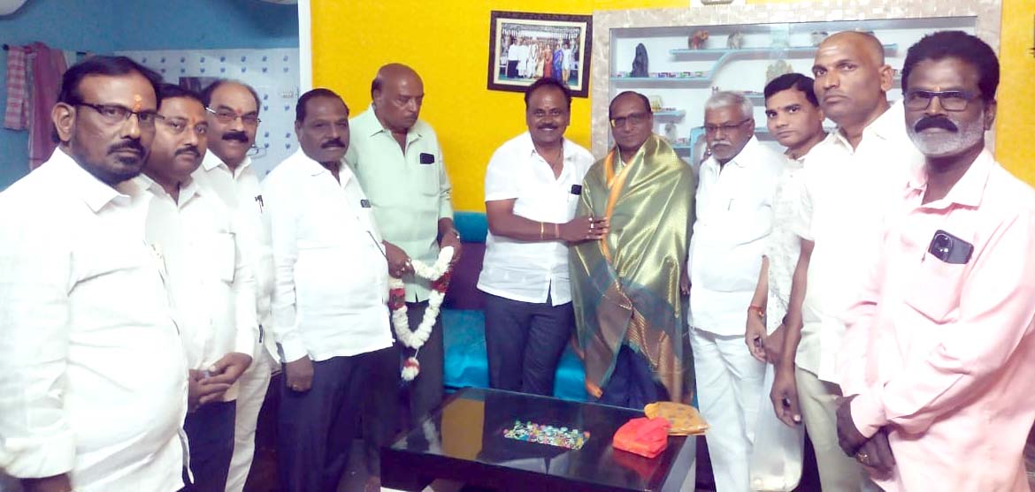 యాలాల ఎంఈఓను సన్మానించిన వీరశైవ సమాజం..!