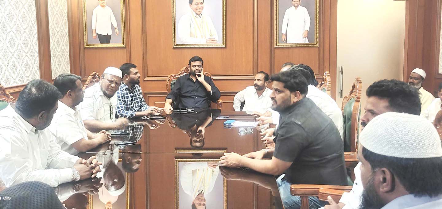 ముస్లిం సోదరులకు ఇప్తార్ విందు..!