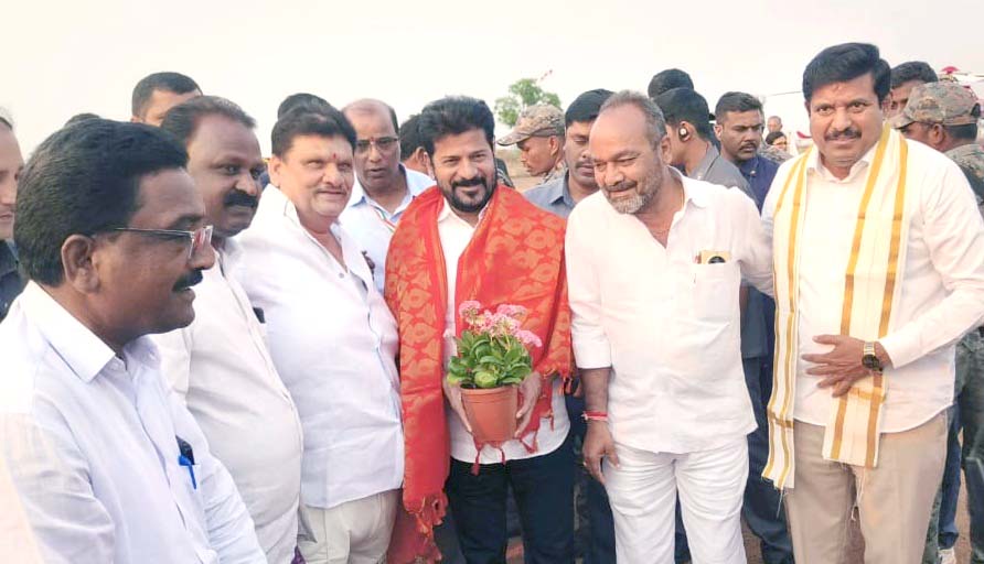 సీఎం రేవంత్ రెడ్డిని కలిసిన తాండూరు నేతలు