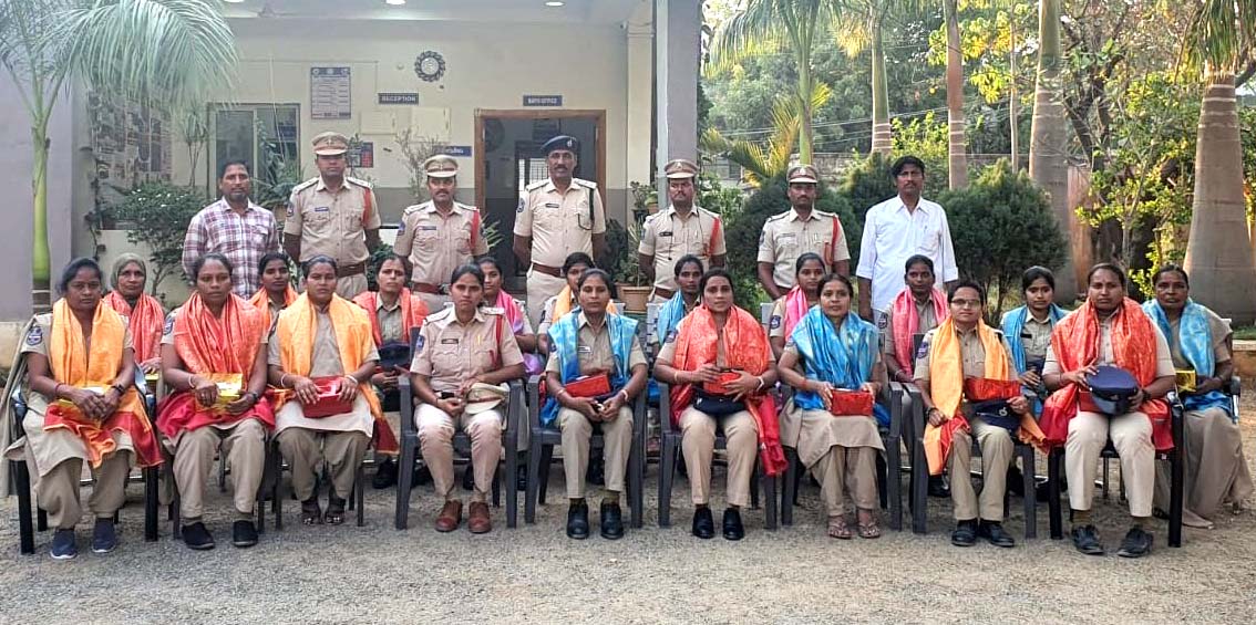 మహిళ పోలీసుల సేవలు ఆదర్శనీయం