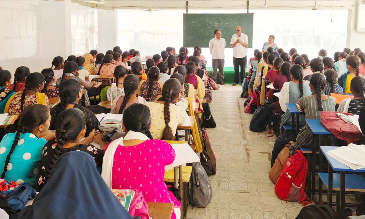 ఉచిత ఎప్ సెట్ కు అనూహ్య స్పందన
